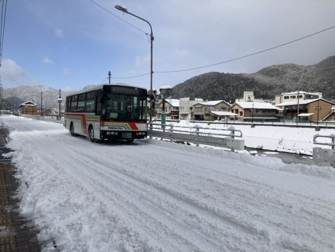 市内の道路（太田病院前）も珍しく真っ白　「この冬２度目の本格的な雪が降りました。」
