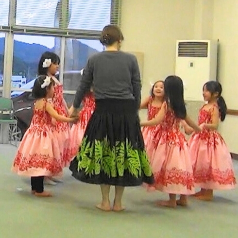 はじまりのご挨拶代わりにハワイ語タイム「子供フラダンス教室 那珂川市 新しい衣装でワクワク！」