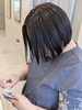 美容室で過ごす心地よいプライベート時間「紫ブラウンでつくる艶ボブ、パツっとヘイリースタイル」