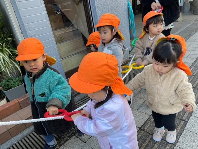 誘導ロープをしっかりもってお散歩です☀「♡２月の様子♡【アミュプラザ宮崎の近くにある保育園・病児保育・園児募集】」