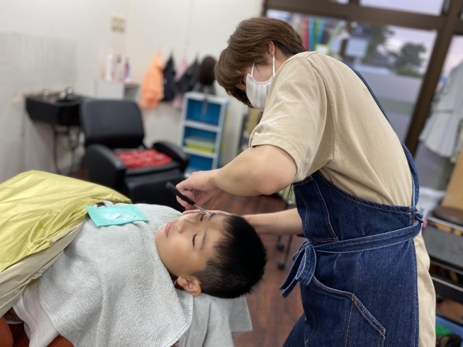 初めての顔剃り♪「小学生キッズの顔剃り＆シャンプーも好評です♪」