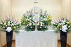祭壇生花と親族一同「一期一会のお葬式｜和歌山市斎場での1日葬（T様女性）」