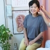 耳ツボ健康ダイエット　（消毒後に、ダイエットに関する６つのツボに金粒をテープで貼り施術）