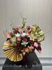 「豪華な御祝生花アレンジメント—金色と深紅の装飾で華やかさを演出」