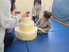 ここに刺そうかな～。「今日は1月のお誕生会がありました。」