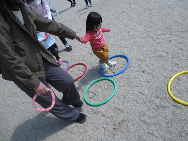 フープの道♪ぴょんぴょん♪「今日は、たまて箱「公園で遊ぼう」がありました。」