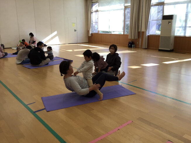 ママの上に乗ってお船みたいだね!「みんなで楽しく〜♪」