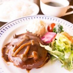 【米蔵ココロ】「ハンバーグ定食」を、100年以上の歴史を持つ米蔵でいただく【新発田】