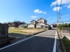 前面道路は市道約4m幅。落ち着いた住環境です。「【不動産情報】松山市北条辻の売土地｜便利な立地で多用途に使える約280坪の広々敷地」