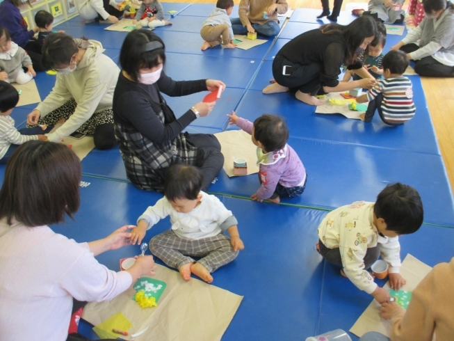 つぎは❝たんぽ❞でポンポンポン○「たまてばこ「クリスマスツリーの飾りをつくろう！」がありました」