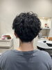 無造作パーマスタイル「無造作パーマ×すっきり刈り上げで魅せる大人の夏ヘア｜店内撮影事例」