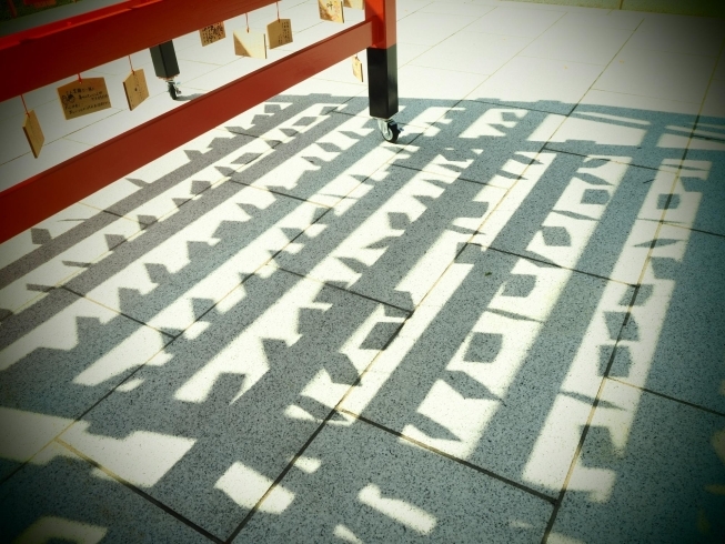 朝の神社には絵馬の影が。なんとも可愛い♡「第7回花手水がはじまりました。」