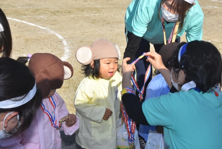 園長先生からメダルをもらいました！「運動会をしました！【松山市の認定こども園・児童クラブ　立花こども園】」