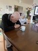 部屋で休みましょうの声かけを頑なに拒否するお二方「３時のおやつはパン耳ラスクに決まりっ！」