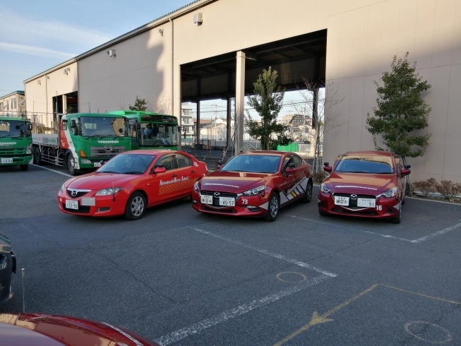 左:前の前の教習車　中央:前の教習車　右:新車「新車教習車がデビューしました!!」