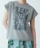カジュアルながらもお洒落「ボタニカルロゴTシャツとライトブルーアウターで春コーデ」