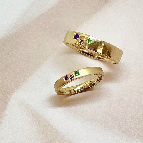 表面デザイン「愛とこだわりの詰まった結婚指輪 淡路島の洲本市、洲本イオンにある創業115年の宝石と時計のカマモト 時計の電池交換から指輪･ネックレスの修理、リフォーム、婚約指輪、結婚指輪まで。みなさまの人生に寄り添うお店です。」