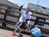 ゴミ拾い活動中「北上市開花宣言」