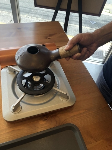 自家焙煎の決め手になる陶器の道具、これで焙煎「『焙煎体験』コーヒーと雑貨 UNO」