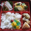 「明日の日替り弁当は漬け丼とうどん」