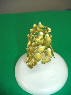 花をモチーフとしたダイヤ入りのリング「GEM SHINO（ジェム シノ）」