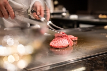 選び抜いたこだわりのお肉を丁寧に焼き上げます「鉄板焼き団居」