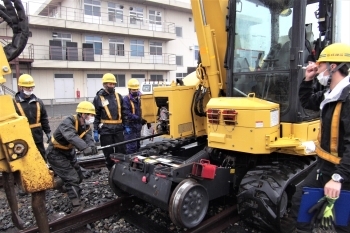 スタッフの真剣な眼差しが印象的な脱線事故を想定した復旧訓練。「株式会社阿新土木」