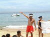 「助けてサイン」は右手を大きく頭の上で振ります。これは世界共通で、溺れた場合や発見時に使用します。「夏休みを安全に楽しむために！  ～海と川、それぞれに潜む危険を知っておきましょう～」