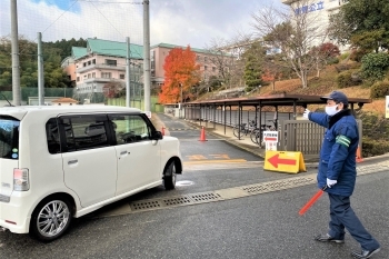 イベント警備（写真は新見公立大学・推薦入試の駐車場誘導）「有限会社日本セフティ」