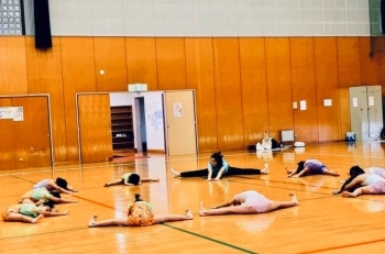 幼児クラスの柔軟の様子。
みんなで一緒に数えています。「Lipine新体操教室」