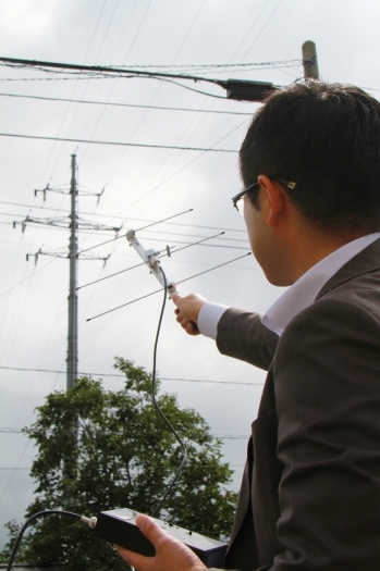 建物の中に限らず、周辺の電柱などもしっかり調べます。「桜心警備保障株式会社」