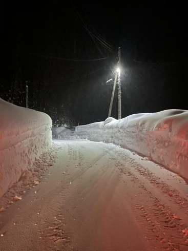 除雪後の道路と雪壁「冬季の仕事」