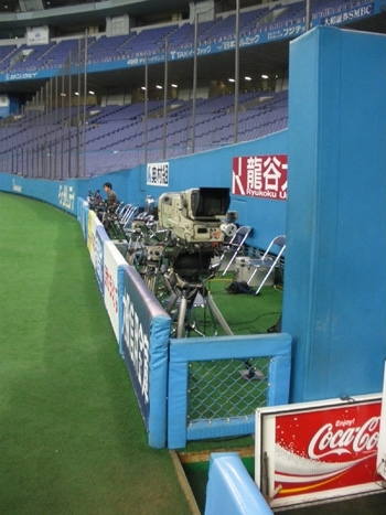 一塁側の報道ブース。試合中にはテレビカメラやでっかいレンズのカメラがずらりと並ぶ（はず）。