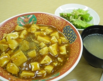 マーボー丼（ドリンク付￥750）
味噌汁碗に入ったスープも美味。
かなりのボリューム･･･＜編集部Ｈ＞