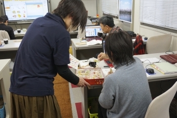 お茶菓子が出ることも。「有限会社 アイシーランド・マツノ」