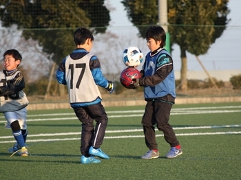 神経系の発達が著しい幼年期はさまざまな形でボールに関わります「鴻巣フットボールクラブ」