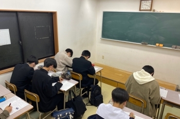 経験豊富な4人の講師が、合格につながる学習方法を徹底指導。「高江誠徳義塾」