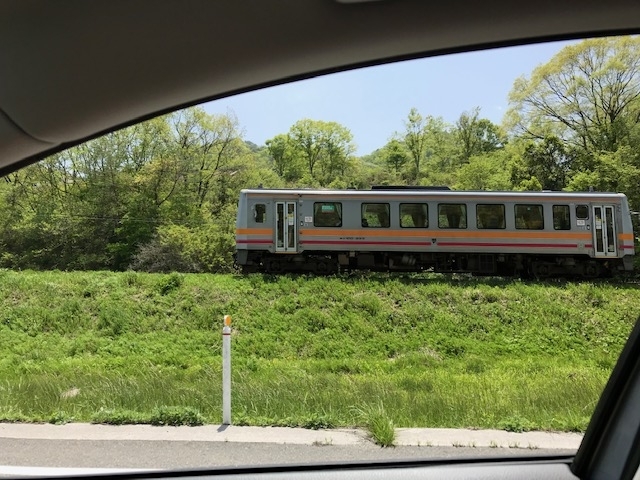 列車と遭遇できるかも！（助手席から慌てて写メる！）「チョコジェラート、発売開始したってよ♪」