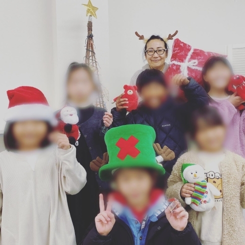 手作りキーホルダーと一緒に記念撮影❤︎「クリスマスはやっぱり楽しい！　【伊丹の幼児・小学生・中学生指導塾　本物の国語・英語を学ぶ】」