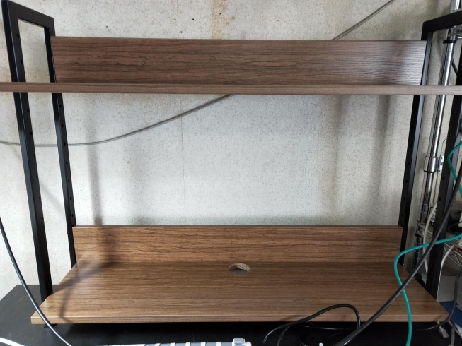 通販で1万円以下で2段の机上ラックを購入し組立設置