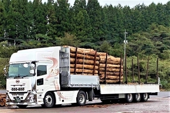 新見地域の地場産業・林業の活性化に伴い、強化中の木材運搬事業「有限会社黒田商事」