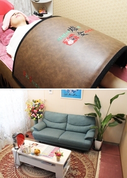 上：韓国・炭入り電気マット
下：待合室「秋桜 コスモス エステサロン」
