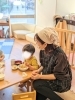 楽しい食事時間もひとりひとり見守ります「＆KIDSつなぐほいくえん」