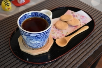 全ての紅茶は単品注文でミルクとビスケットが付いてきます。「紅茶カフェ・和小物 他万喜」