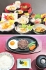 季節により、膳の内容がかわります（写真上、税込1,600)。「いけす海幸」