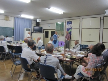 カラオケ大会では各人得意な歌が<br>次から次へと続きました