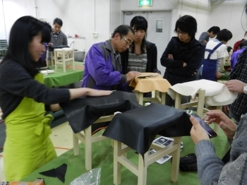 いよいよ難関の革張りのホチキス止め作業です