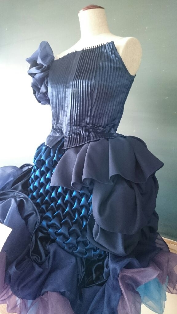 神戸文化服装学院のファッションショーに登場するドレスです O O