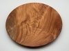 ユニークな木目のケヤキプレート（直径26cm・高さ2cm）。「矢田谷工房」