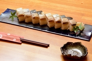 脂ののった自家製のシメサバを押し寿司にした『鯖のバッテラ』「和厨季」